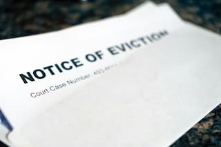 Familias latinas en Los Ángeles piden ayuda a Karen Bass para que no las desalojen