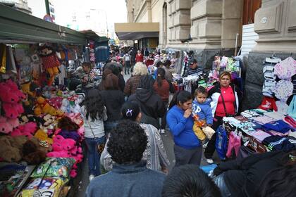 Once / La venta ambulante inunda la entrada y obstaculiza los principales accesos
