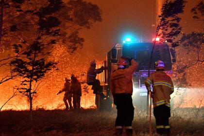 Los bomberos afrontaron grandes dificultades para socorrer a las personas con quemaduras en áreas aisladas