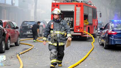 Once personas resultaron heridas tras el incendio de una perfumería en Villa del Parque