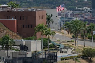 Ondea bandera de US en su embajada en Venezuela por primera vez desde 2019