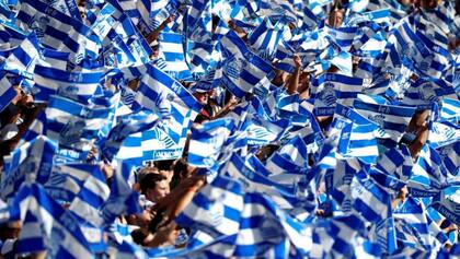 Ondean las banderas de la Real Sociedad en el estadio, un día de partido cualquiera