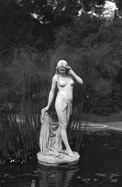 Ondina del Plata. Escultura icónica de Lucio Correa Morales en el Jardín Botánico, espera para ser trasladada al museo que planea inaugurarse en el edficio de ladrillos de esa institución.