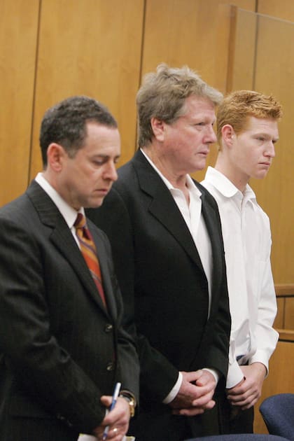 O'Neal y su hijo Redmond escuchan la sentencia judicial que los condenó en 2008 por posesión de drogas