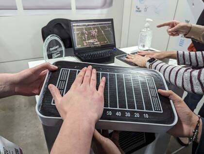 OneCourt es un dispositivo que permite sentir en las manos lo que está pasando en pantalla durante un evento deportivo; la mostraron en la CES 2024
