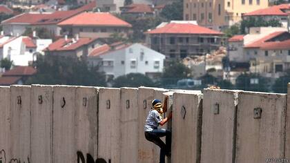 ONGs y palestinos han denunciado al muro como un mecanismo de apropiamiento ilegal de más tierras