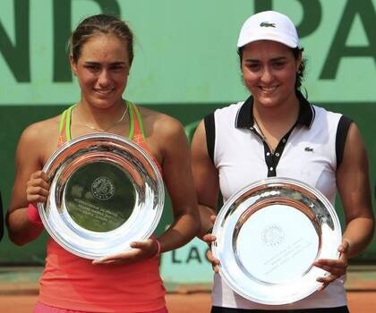 Ons Jabeur, en 2011, al ganar el título de Roland Garros junior, venciendo a Mónica Puig (Puerto Rico) en la final