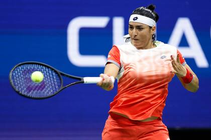 Ons Jabeur y una devolución; la africana jugará su segunda final de Grand Slam