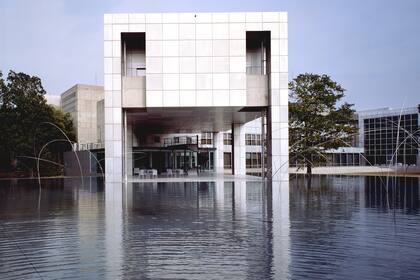 Considerada como una de las obras maestras de Arata Isozaki, el Museo de Arte Moderno, Gunma es un testimonio de la ideología arquitectónica de Isozaki y representa un resumen de sus logros. La forma es una declaración conceptual sobre el museo como vacío y marco