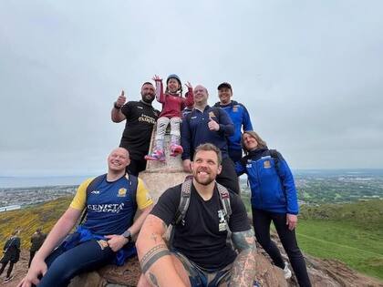 Oona y su felicidad: pudo cumplir su sueño de llegar a la cima del Arthur’s Seat con la ayuda de rugbiers solidarios