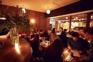 Crece la movida de los wine bars: ¿a dónde ir por una copa de buen vino?