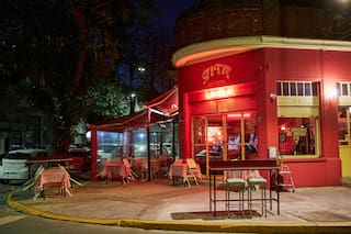 El enclave porteño de casas bajas, galpones y fábricas que se puso de moda para salir a comer