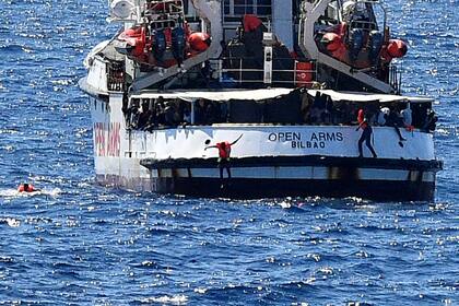 El barco, que lleva 19 días en el mar con casi 100 inmigrantes a bordo, está esperando a la salida del puerto de Lampedusa, pidiendo permiso para desembarcar a los migrantes, en su mayoría africanos