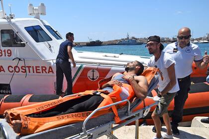 Decenas de migrantes han sido llevados a tierra desde que el barco entró en aguas italianas alegando que eran menores de edad o estaban enfermos