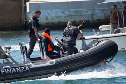 Luego de que oficiales italianos rescataran a un hombre que se arrojó al agua a primera hora de la mañana, otros nueve se lanzaron al mar con chalecos salvavidas de color naranja.