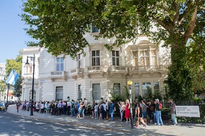 Las colas del fin de semana para ingresar al edificio señorial de 49 Belgrave Square, muy cerca de los jardines del Palacio de Buckingham