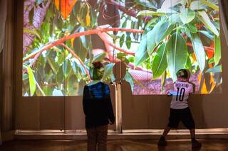 Arte: un video en cada rincón de la residencia argentina en Londres