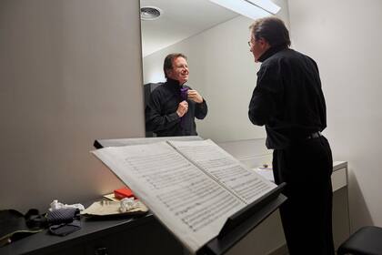 Emmanuel Siffert, el director musical de La flauta Mágica se prepara para la función de estreno