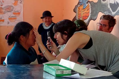 Operación Milagro. Los oftalmólogos formados en Cuba tratan cataratas en la Argentina. Su trabajo generó polémica con los profesionales locales.