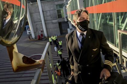 "Operación Moscú, diciembre 2020", dice el tapabocas de toda la tripulación