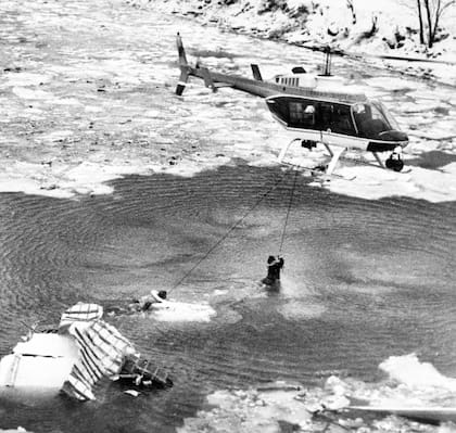 Operaciones de rescate tras el accidente del vuelo 90 de Air Florida que se estrelló en el río Potomac en Washington D.C.