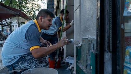 Operarios de la ciudad aplican el revestimiento sobre una de las fachadas en la zona del Congreso de la Nación