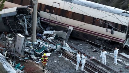 Operarios de la Guardia Civil trabajando en el lugar de los hechos