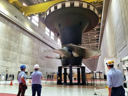 Operarios de Yacyretá inspeccionan una enorme turbina Kaplan de las 20 que fueron renovadas