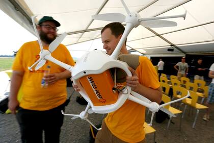 Operarios del Correo suizo con el drone de prueba