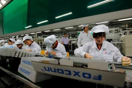 Operarios en la fábrica de Foxconn en Shenzhen, China