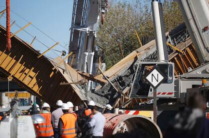 Operarios trabajan en la zona del derrumbe del ferrocarril San Martin