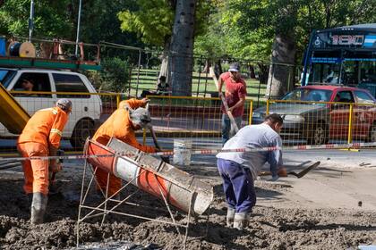 Operarios y máquinas excavadoras ya trabajan en las calles donde la Ciudad planea instalar el décimo sistema de carriles exclusivos 