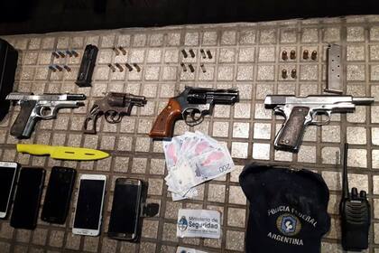 Las armas utilizadas por los delincuentes para amenazar a una familia