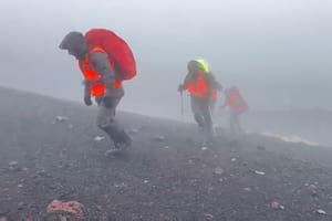 Buscan a un turista argentino que quiso escalar el volcán Llaima, en Chile