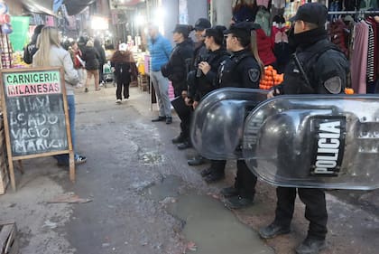 Operativo de control en la zona comercial del barrio 1.11.14, en el marco de la lucha contra el narcomenudeo