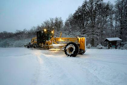 Personal de Defensa Civil trabaja en las rutas para despejar la nieve