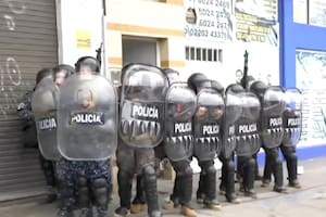 Fuertes protestas en una clínica por la muerte de un paciente: formaría parte de una presunta red de médicos truchos