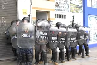 Fuertes protestas en una clínica por la muerte de un paciente: formaría parte de una presunta red de médicos truchos