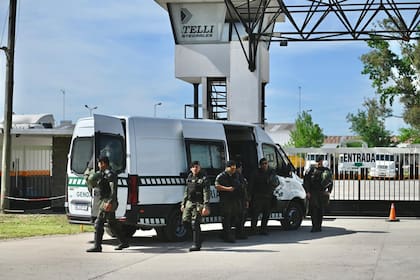 Milei arma una foto con los Passaglia, desesperado por captar sus votos en el norte de la provincia - Image 1
