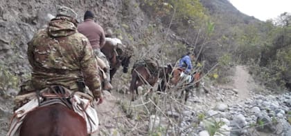 Los militares comenzaron el traslado de urnas en zonas montañosas de difícil acceso