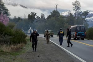 Humo en la montaña y turistas varados: así se vivió el desalojo de las tomas mapuches en la ruta 40
