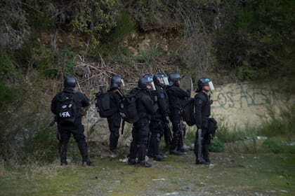 Policías de fuerzas federales en el operativo de desalojo en Villa Mascardi