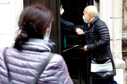 Romero se encuentra con una mujer que había dado positivo horas antes; no fue necesario hisopar a sus contactos estrechos