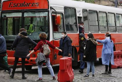 Un colectivo escolar, bautizado "coronamóvil", se usa para trasladar a los casos sospechosos