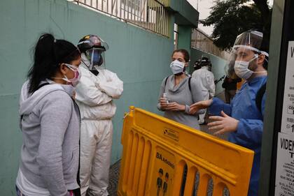 En el puesto sanitario los contactos estrechos de las personas ya contagiadas son evaluadas; en algunos casos se les realiza el hisopado