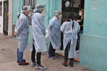 Los contactos estrechos de los contagiados son evaluados por los referentes del área de Salud; si es necesario se les realiza un hisopado