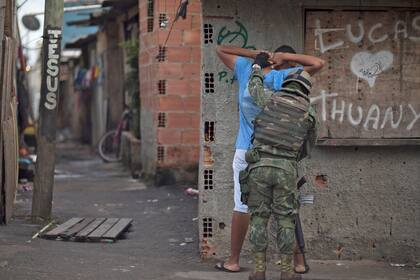 Operativo militar en la Favela da Kelson