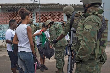 Operativo militar en la Favela da Kelson