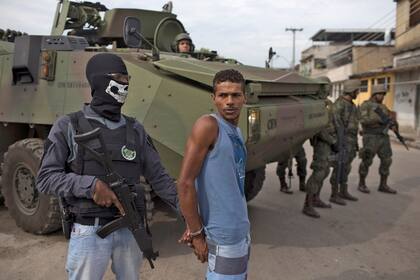 Operativo militar en la Favela da Kelson
