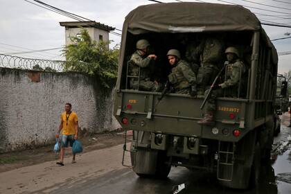 Operativo militar en la Favela da Kelson
